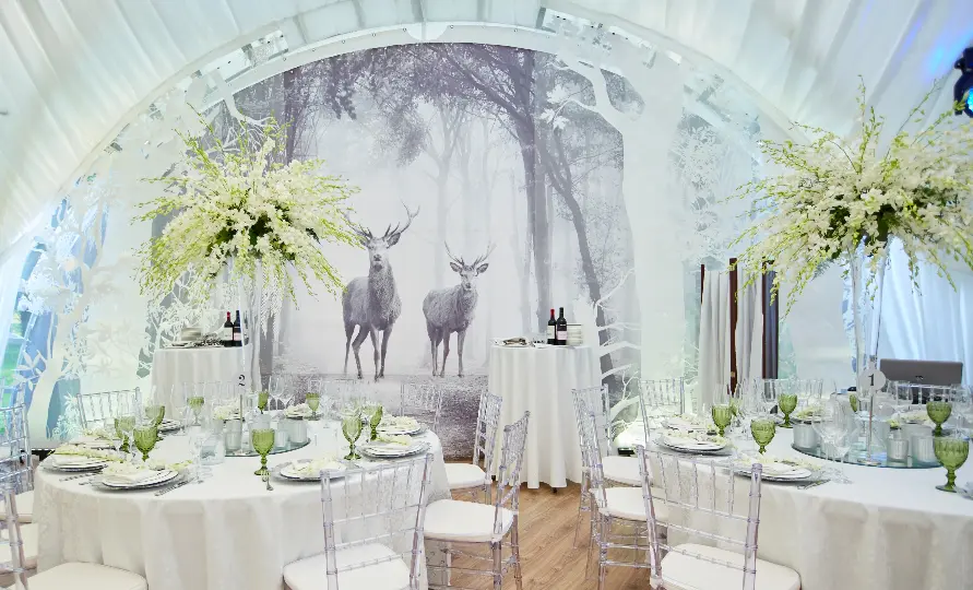 Белый шатёр в усадебном парке